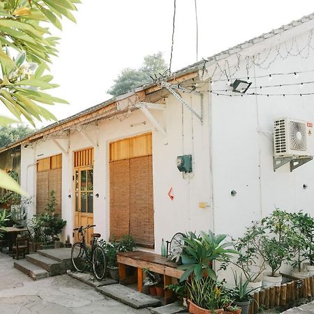 鳳山79背包客 Fengshan No 79 Backpacker Kaohsiung Exterior photo