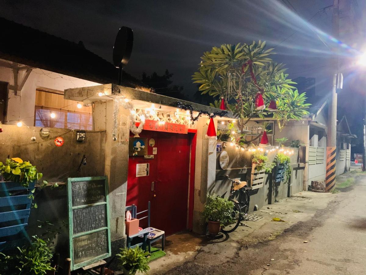 鳳山79背包客 Fengshan No 79 Backpacker Kaohsiung Exterior photo